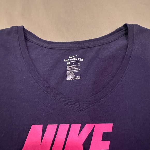 Nike Women's Dark Blue Tee with Vibrant Pink Logo - Picture 5 of 7
